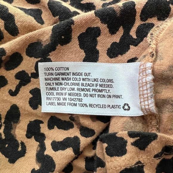 Women’s Leopard Print V-Neck Short Sleeve Tee - Picture 4 of 4